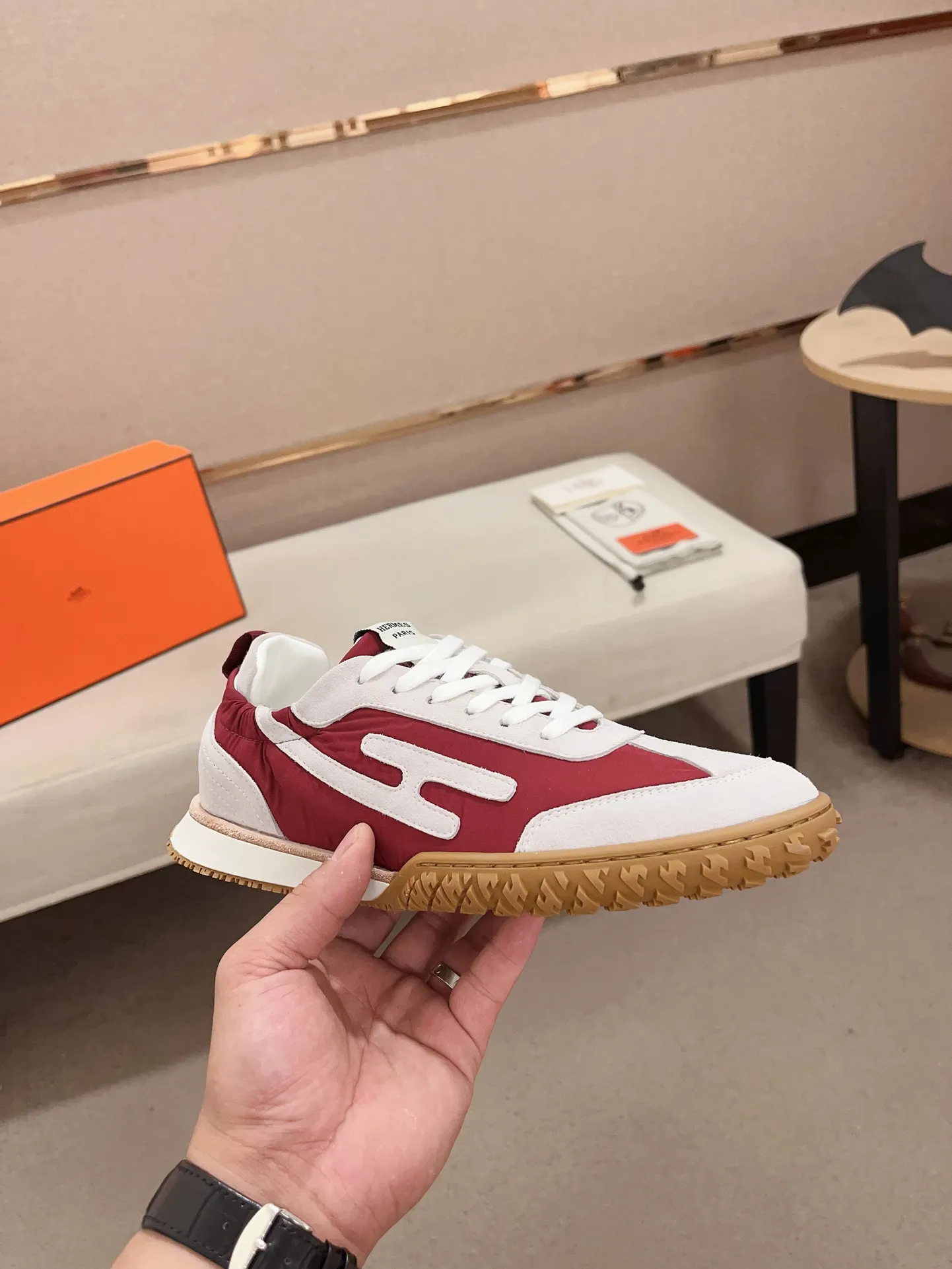 Men's men's shoes 💰: 720💰 Hermes top version # Couple style 💏 24ss casual sneakers Suede goatskin sneakers decorated with contrasting patterns and iconic "H" details, beautifully packaged at the delivery counter 🛍📦 Fabric: suede + cowhide Lining: mixed sheep lining Outsole: original TPU Bottom thickness: 2CM Size: 35-44